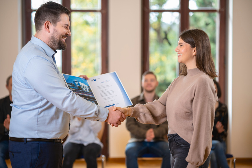 Teilnehmende der ViAcademy können je nach Seminar Fortbildungspunkte sammeln oder IHK-Zertifikate erlangen.