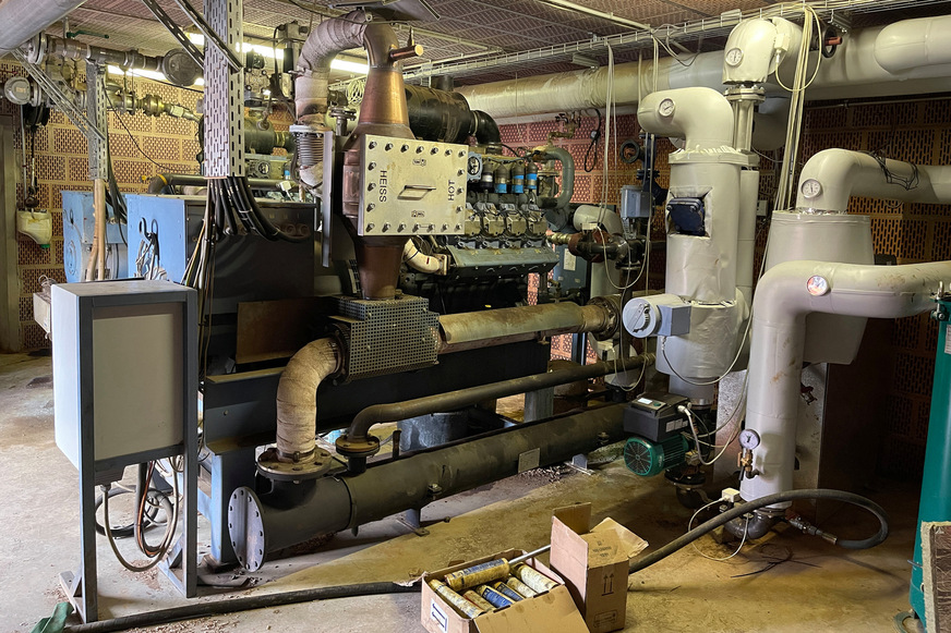 Das Blockheizkraftwerk (BHKW) mit 170, 230 und 600 kW elektrischer Leistung. Der Gasmotor und -Generator erzeugt regenerative Wärme und Strom für bis zu 1200 Haushalte durch Einspeisung in das Fernwärmenetz.