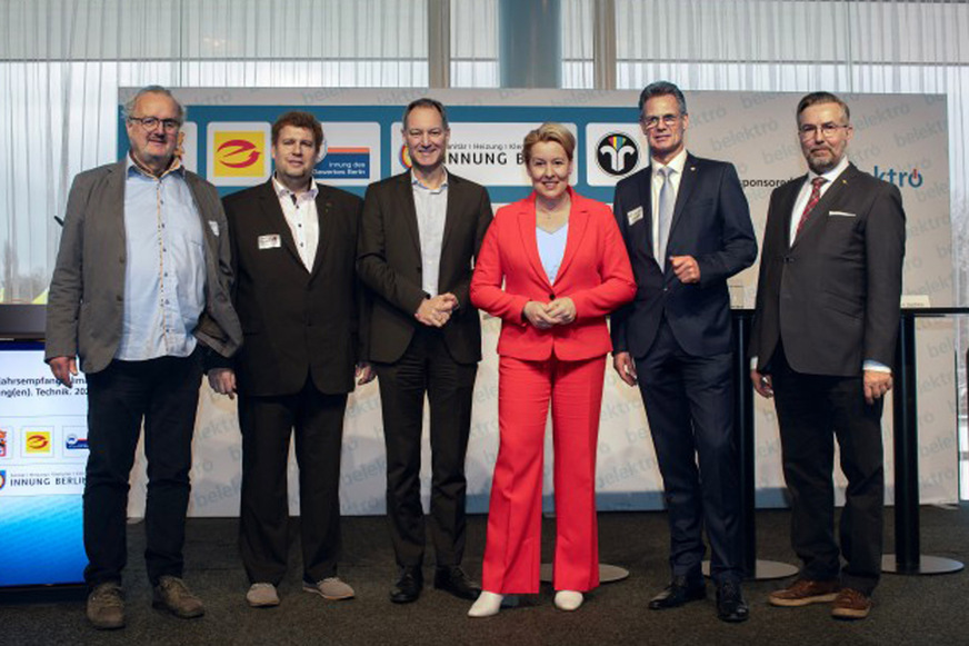 V.l.n.r. Thomas Lundt, Obermeister KFZ-Innung Berlin, Stephan Ziemann, Landesinnungsmeister Dachdecker-Innung Berlin, Dr. Mario Tobias, Vorsitzender Geschäftsführung Messe Berlin GmbH, Franziska Giffey, Senatorin für Wirtschaft, Energie und Betriebe, Ralf Leuthäuser, stellv. Obermeister SHK-Innung Berlin, Carsten Joschko, Obermeister Elektro-Innung Berlin.