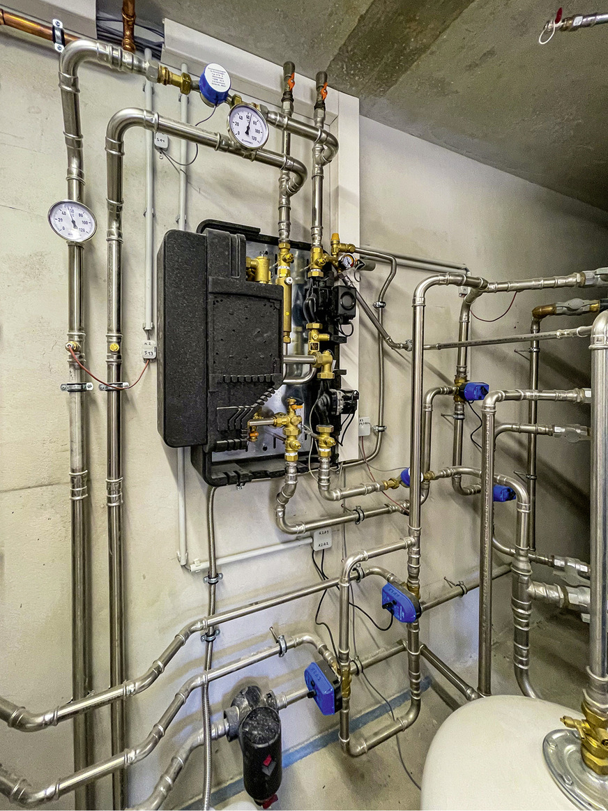 Im zweiten Gebäude befindet sich PAW SolexMaxi mit zwei drehzahlgeregelten Pumpen und einem Plattenwärmetauscher als Systemtrennung (Wasser/Solarfluid), die je nach Solarleistung über einen individuell hierfür programmierten Regler modulierend angesteuert wird.