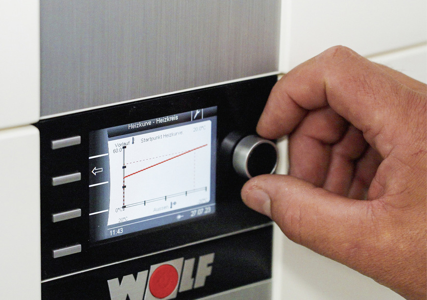 Die Wärmeversorgung der Heizkörper erfolgt witterungsgeführt und bedarfsgenau. Das Bedienmodul Wolf BM-2 mit Außentemperaturfühler regelt die Vorlauftemperatur des Heizkreises modulierend auf der Basis der Temperaturen der Außenluft sowie des Rücklaufs.