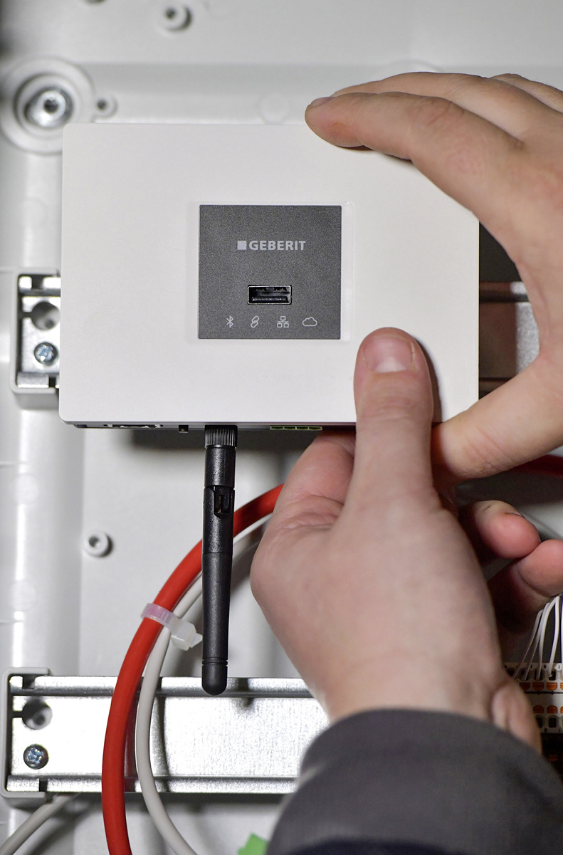 Das Gateway ist das Bindeglied zwischen den Sanitärprodukten und übergeordneten Systemen. Darüber hinaus dient es zur Stromversorgung für Urinalsteuerungen und elektronische Waschtischarmaturen.