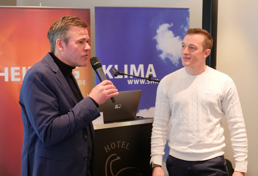 Ulrich Grommes (li.) ehrt Luca Jan Amzehnhoff.