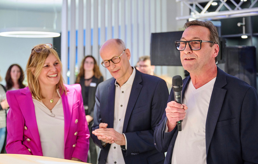 Niederlassungsleiter Thomas Bertsche (rechts) bei der Ausstellungseröffnung gemeinsam mit Reisser-Vorstandssprecher Guntram Wildermuth-Reißer (Mitte).