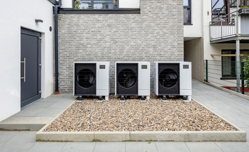 Die drei kompakten Ecodan-Luft/Wasser-Wärmepumpen mit Zubadan-Invertertechnologie des Herstellers Mitsubishi Electric wurden als Dreier-Kaskade installiert.