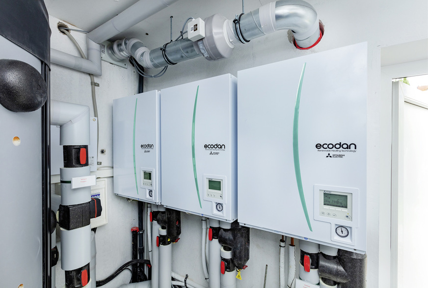 Im Technikraum befinden sich die Hydromodule der Außeneinheiten, die die Heiz- und&nbsp;­Wärmepumpenkreisläufe ­hydraulisch voneinander ­entkoppeln.