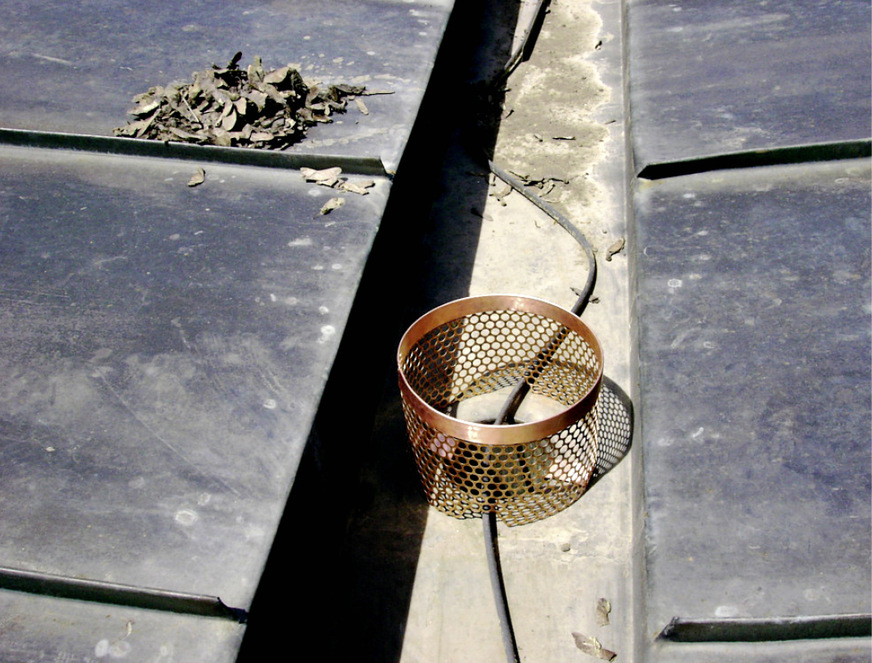 Innen&nbsp;liegende Rinne mit Rinnen­heizung bei Wartungs­arbeiten.