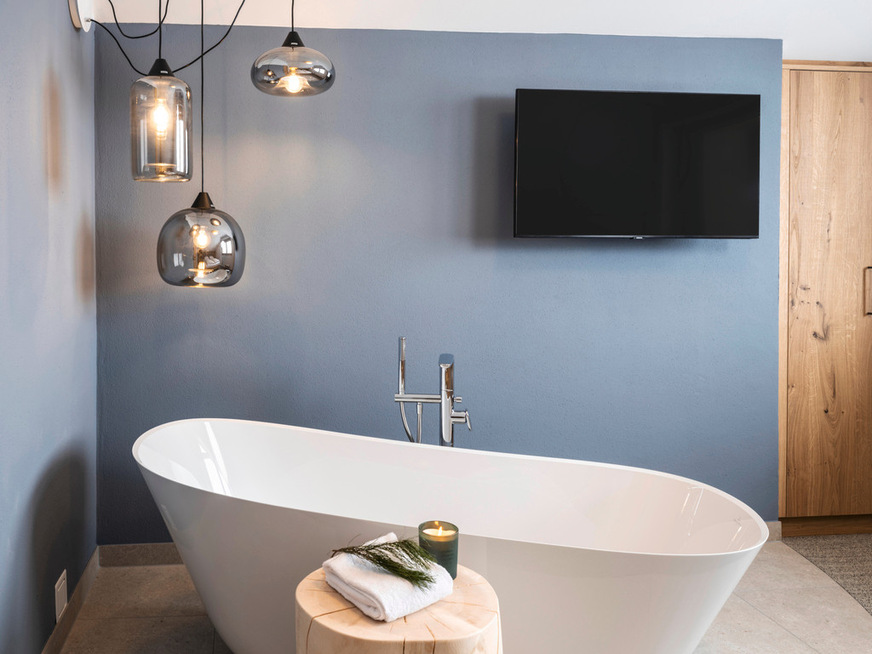Die freistehenden Badewanne der Kollektion Theano im Penthouse.