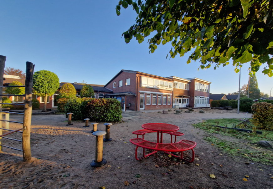 Für den Anbau mehrerer Klassenräume und einer großen Halle der Grundschule in Holm kamen Systeme zur natürlichen Lüftung von WindowMaster zum Einsatz.