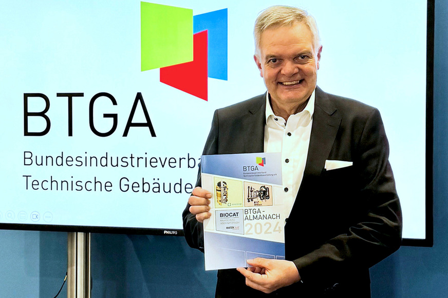 BTGA-Präsident Bernhard Dürheimer präsentiert den druckfrischen BTGA-Almanach auf der Light + Building 2024.