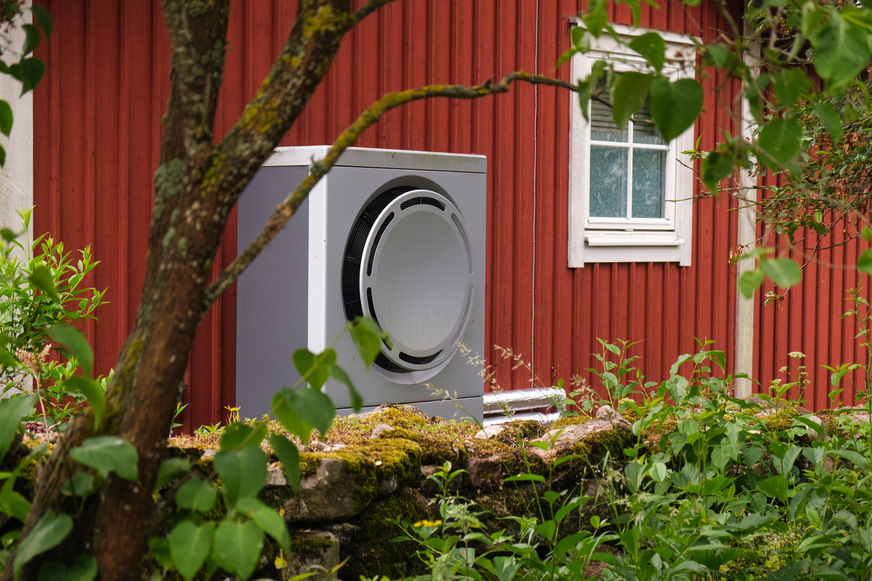 Wärmepumpe an der Außenwand eines Gebäudes.