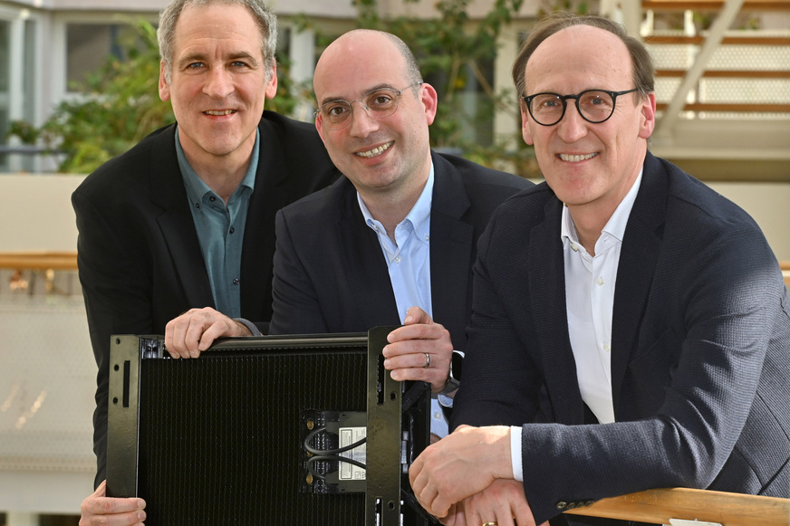 (v.l.n.r.) Andreas Siegemund, Geschäftsführer Consolar Marketing und Vertrieb OEM/WV-Kunden, Kariem Jaber, Vice President AKG Vertrieb und Projektierung, Robert Stoffers, Geschäftsführer Consolar Finanzen und Projektgeschäft.