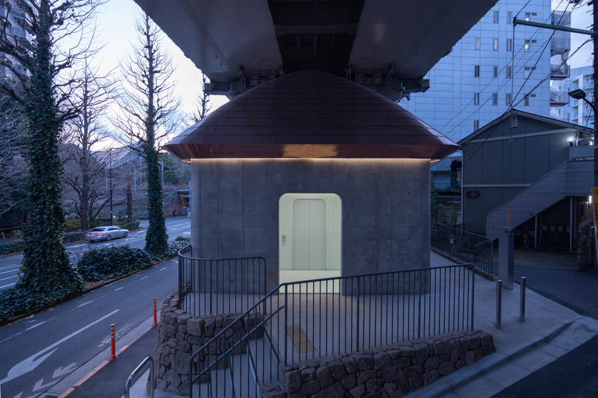 Von der traditionellen japanischen Architektur inspiriert und in der Formensprache schlicht und zurückhaltend zeigt sich das von Marc Newson entworfene Toilettenhaus.