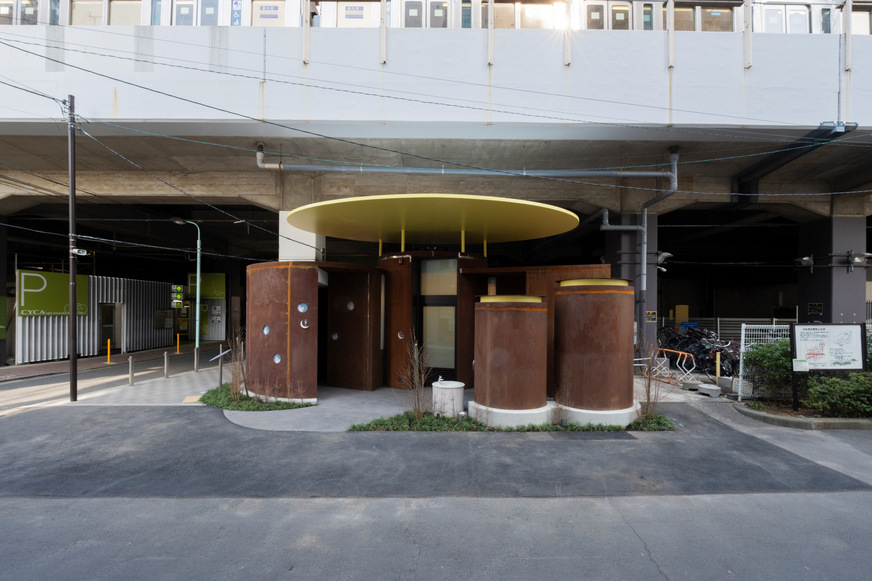 Aufgrund der örtlichen Gegebenheiten hat die Architektin Kobayashi die öffentliche Toilettenanlage unter der Sasazuka Station aus einer leichten witterungsbeständigen Stahlblechkonstruktion geplant.