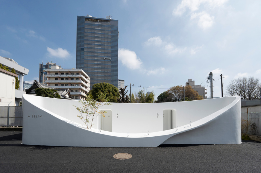 Die Toilettenanlage, entworfen von dem Architekten Sou Fujimoto, erinnert mit ihren weißen geschwungenen Linien an ein überdimensionales Waschbecken.