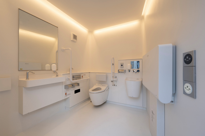 Die barrierefreie Unisex Toilette mit Wickeltisch ist über einen separaten Eingang mit automatischen Schiebetüren an der schmalen Seite des Gebäudes zugänglich.