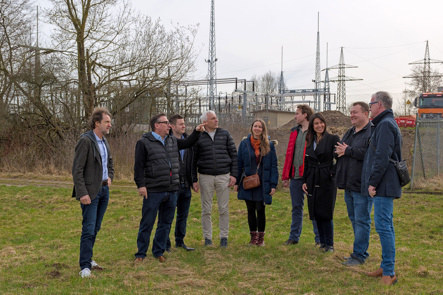 Das Projektteam für den neuen Batteriespeicher in Feuchtwangen traf sich am künftigen Standort nahe der Dinkelsbühler Straße in Feuchtwangen. v.l. Dr. Rainer Saliger, Projektentwicklung Siemens, Lothar Beckler, Technischer Leiter der Stadtwerke Feuchtwangen und Geschäftsführer nahKRAFT, Matthias Hammerl, Siemens Vertriebsingenieur, Armin Siegritz, Gesamtprojektleitung Siemens, Sabina Olbrich Energieingenieurin, Siemens, Clemens Schwarzenbacher, Energieingenieur Siemens, Sheila Pöffel, kaufmännische Projektleitung Siemens, Alexander Strauß, Stadtwerke Feuchtwangen sowie Patrick Ruh, erster Bürgermeister der Stadt Feuchtwangen. 