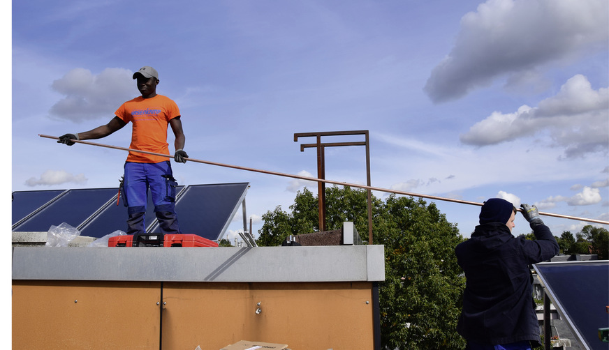 Die Auszubildenden arbeiten auf der Baustelle weitgehend eigenständig im Team und berichten abends von ihren Erlebnissen und Erfahrungen.