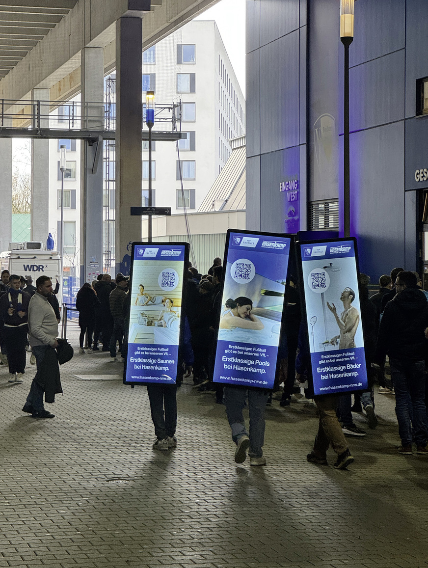 Das Unternehmen ist Sponsor des VfL Bochum. Mobile Plakatwände mit Hasenkamp-Werbung werden von Azubis öffentlichkeitswirksam durch das Fußballstadion getragen – ein Werbeeffekt, der die Arbeitgebermarke stärkt.