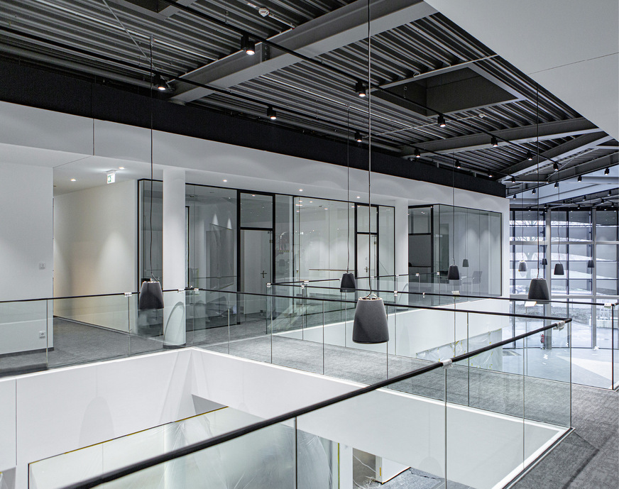 Im Porsche-Zentrum in Dinslaken ist die Luft in der Ausstellungshalle, in den Büros und in der Werkstatt frisch﻿. Durch die Lüftungsanlage werden störende Gerüche vermieden.