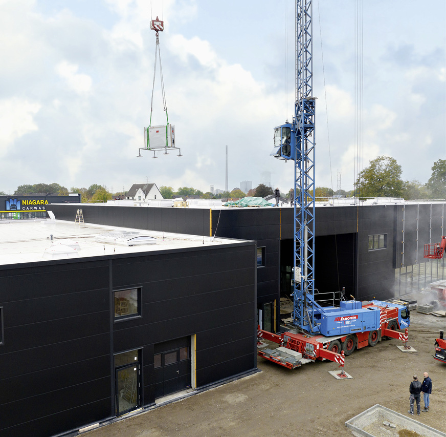 Das Vario-Lüftungsgerät der Vallox Commercial Line wird angeliefert. Es ist outdoorfähig und kann durch seine Korrosionsschutz­beschichtung C4 draußen auf dem Dach stehen. Es stört somit nicht das Innendesign des Verkaufsraums.