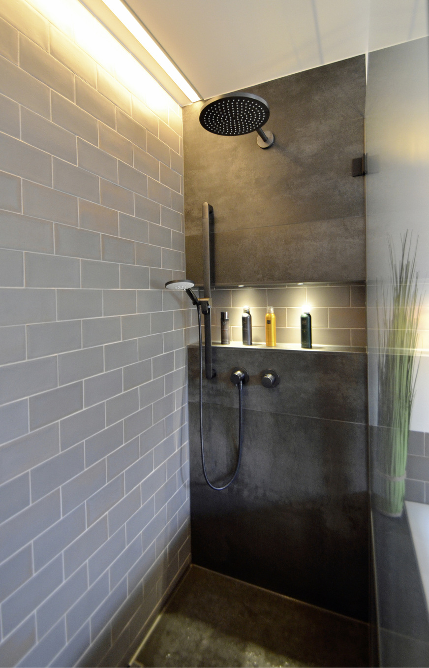 Der lang gestreckte Raumzuschnitt verlangt nach einer raumbreiten Duschzone auf&nbsp;der Kopfseite. Mit einer 200 cm langen Ablaufrinne wird sie auf der Längsseite entwässert.