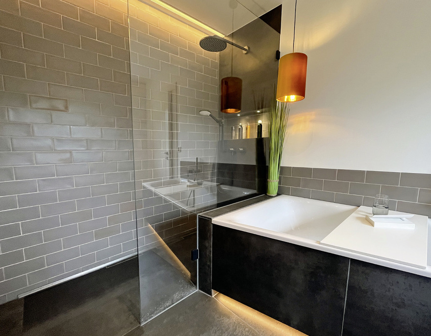 Abgerundet wird die Optik mit einer passenden Pendelleuchte im Kopfbereich, um&nbsp;bei Bedarf ein entspanntes Lesen zu ermöglichen und um ein Lichtspiel auf der Wand zu erzeugen.