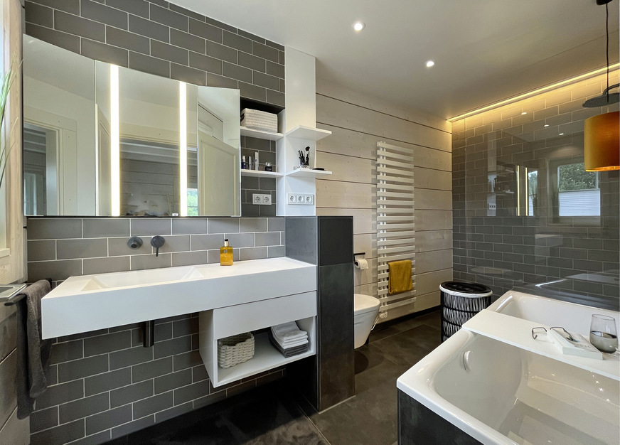 Der dunkle, großformatige Bodenbelag in Kombination mit den sehr natürlich wirkenden, kleinformatigen Spatula-Bricks erzeugt ein&nbsp;­Gefühl von Ruhe und Geborgenheit.