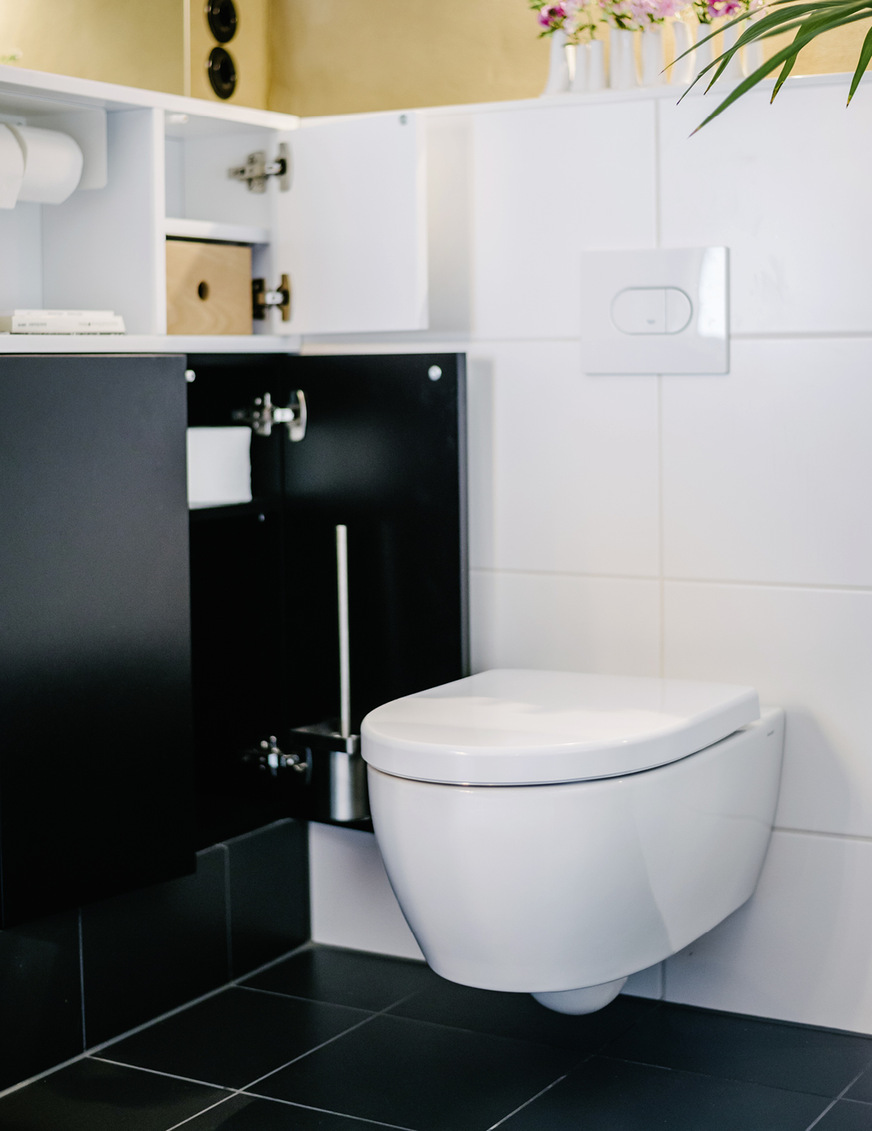 Im WC-Schrank verstecken sich der Abfallbehälter, die WC-Bürste sowie Stauraum für Toilettenpapier und Hygieneartikel.