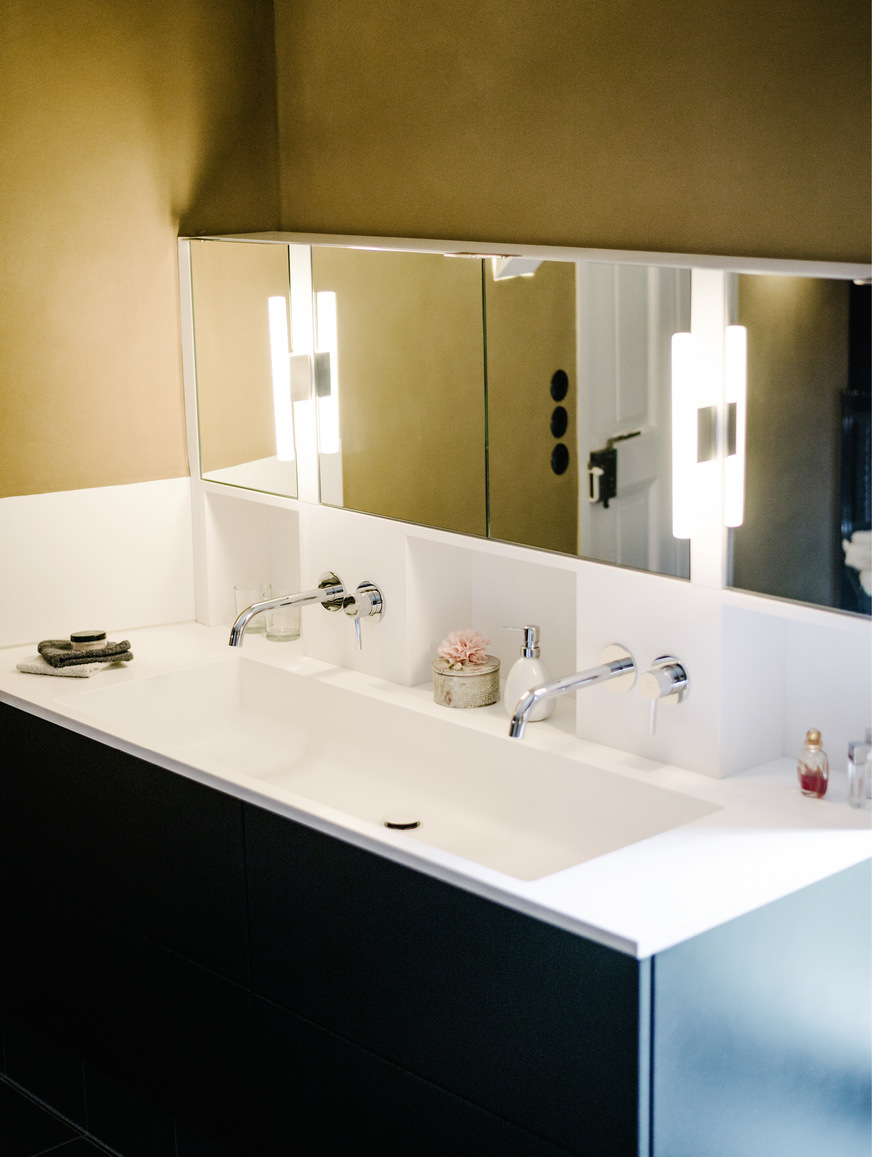 Die Spiegelleuchten am Waschtisch beleuchten das Gesicht vorteilhaft von der Seite. Sie lassen sich für eine besonders heimelige Atmosphäre separat ausschalten.