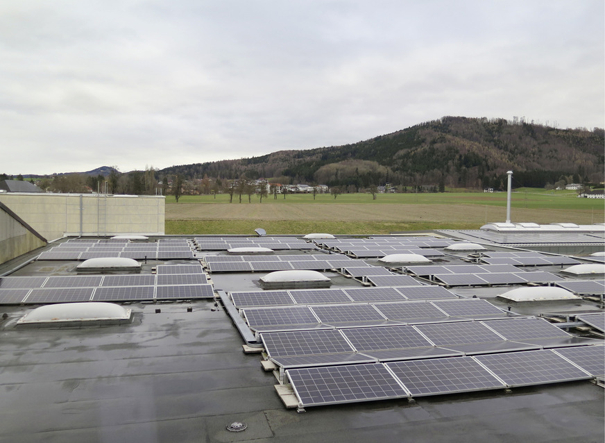 Der elektrisch betriebene ­Tunnelofen deckt seinen ­Energiebedarf aus ­Photo­voltaikflächen.