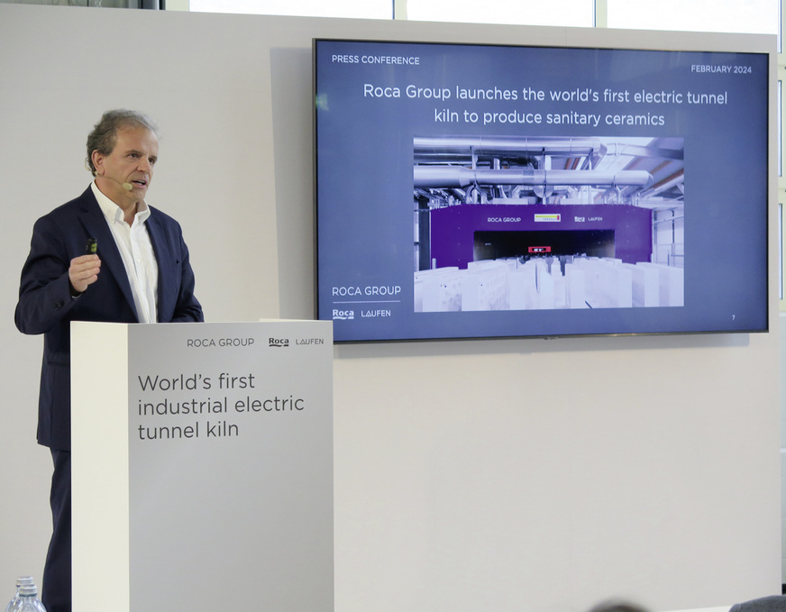 Albert Magrans (CEO der Roca Gruppe) stellte den neuen Tunnelofen in Gmunden in&nbsp;Österreich persönlich vor.