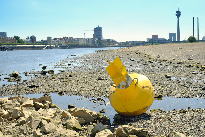 Niedriger Wasserstand des Rheins vor Düsseldorf.