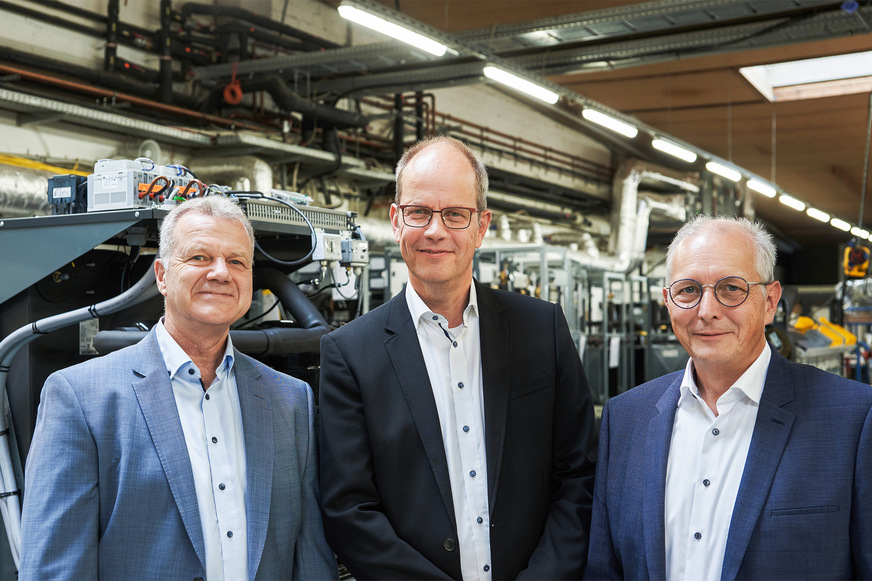 Freuen sich über erweiterte Kapazitäten am neuen Standort Bochum: Waterkotte-Geschäftsführer Thomas Wazynski (Mitte) und die Geschäftsleiter Andreas Jung (li.) und Claus-Rainer Fischer (re.).