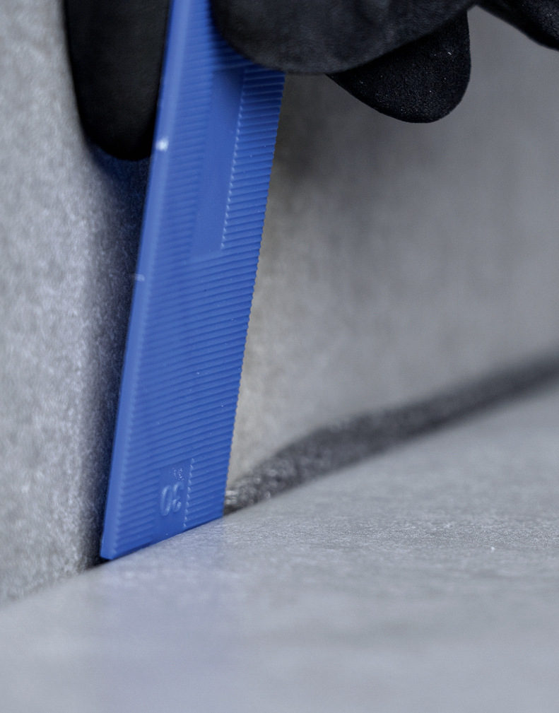 Ohne Rundschnur wird&nbsp;der Dichtstoff ins ­Leere&nbsp;gedrückt! Durch den fehlenden Rückhalt kann keine einheitliche Fugenform gebildet ­werden und es entstehen Risse.