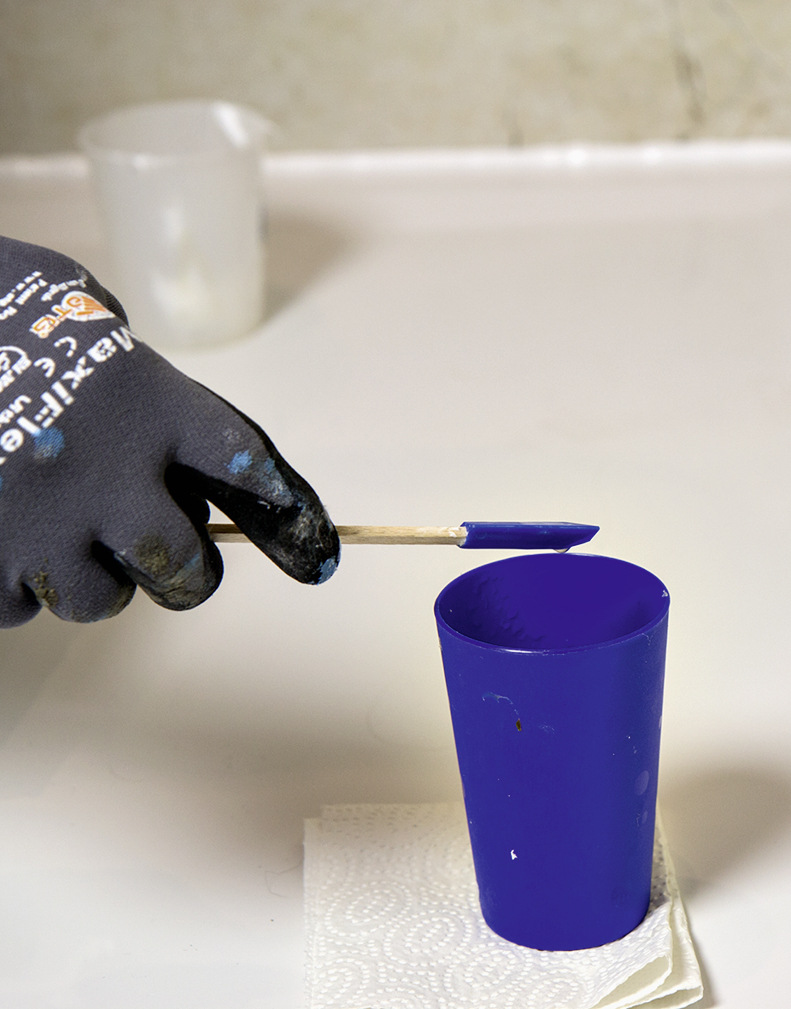 Das Glättmittel muss&nbsp;auf den Dichtstoff abgestimmt sein. Wird stattdessen ein Spülmittel verwendet, können die darin enthaltenen Tenside Bestandteile aus der Dichtstoffober­fläche herauslösen und zu Fleckbildung führen.