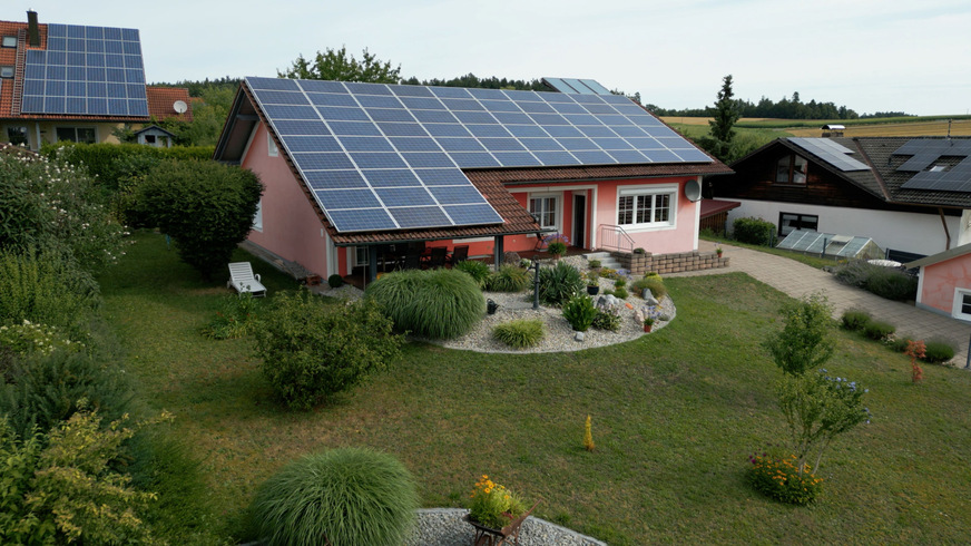 Die Solarthermieanlage mit Unterstützung der Wärmepumpe sorgt immer zuerst dafür, dass der 300-Liter-Warmwasserspeicher 24 Stunden pro Tag mindestens auf 50 °C aufgeheizt ist.