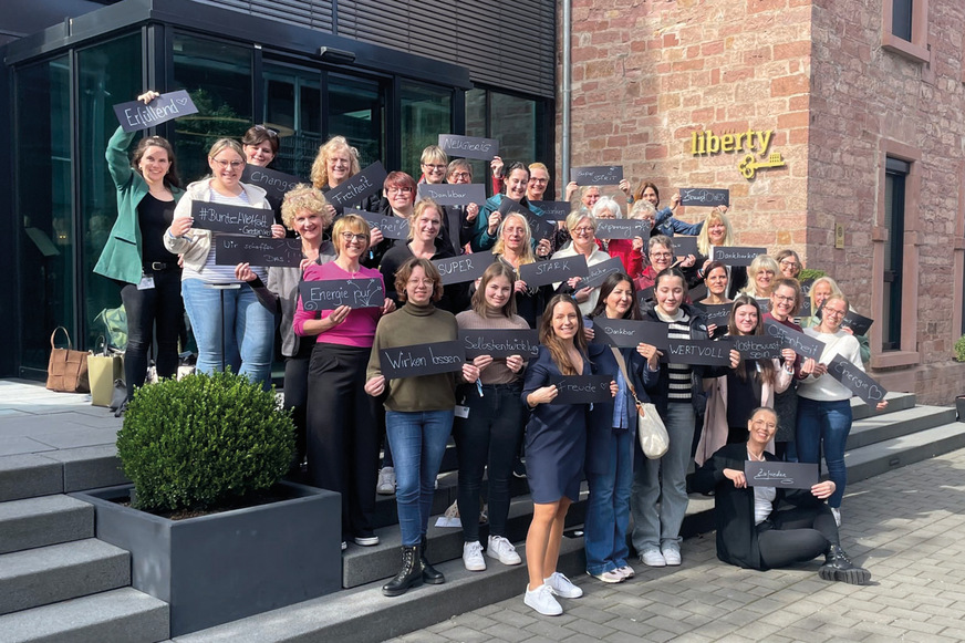 Starke Mannschaft, die den Weg für Veränderungen in der Branche frei machen will: Die Teilnehmerinnen des perma-trade Seminars von Frauen für Frauen im SHK-Fachhandwerk vor dem „Liberty“-Hotel in Dortmund.