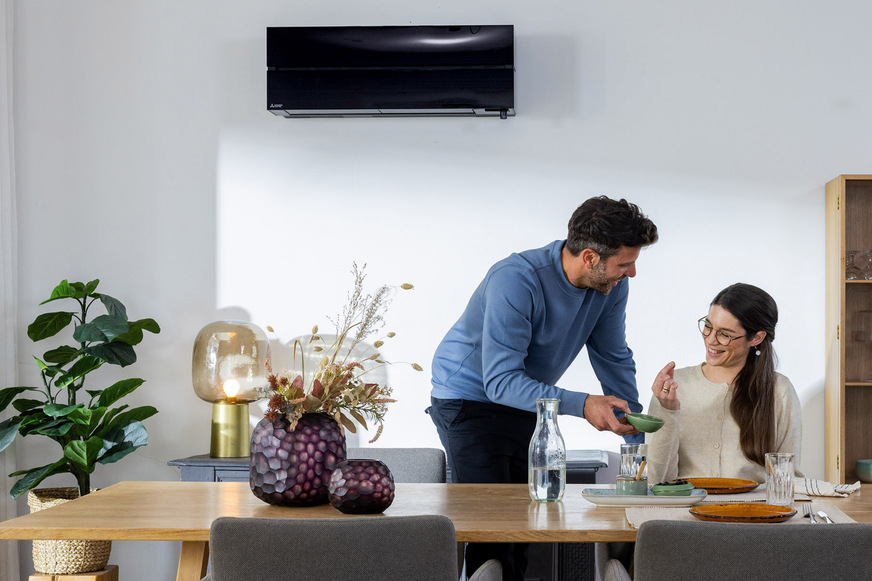 Wärme im Winter und Kühle im Sommer: Luft/Luft-Wärmepumpen schaffen ein ganzjähriges Wohlfühlklima.