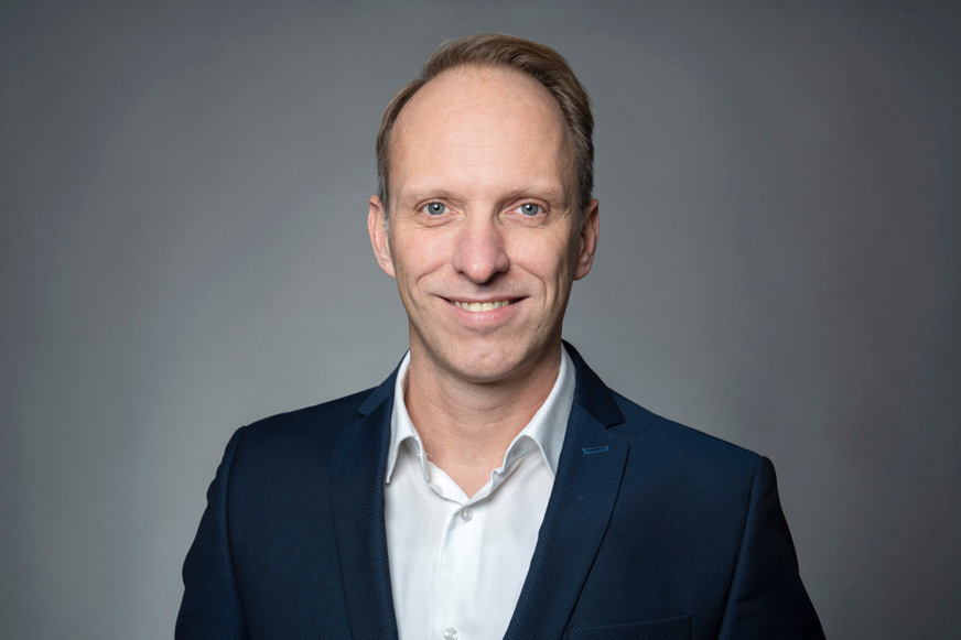 Marco Geiser absolvierte eine handwerkliche Ausbildung zum Mechatroniker und anschließend ein Studium zum Wirtschaftsingenieur und erwarb später einen MBA an der ETH Zürich.