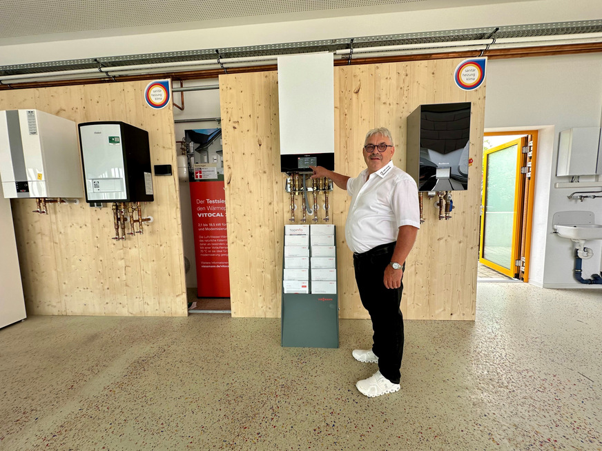 Josef Bock präsentiert die Inneneinheiten der Wärmepumpen