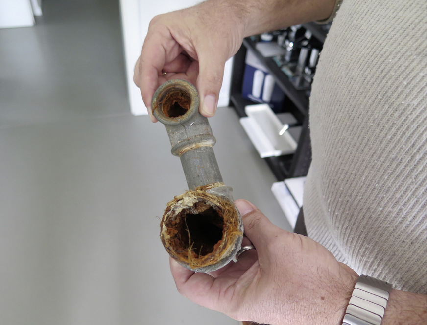 In seinem Praxisalltag trifft ­Stefan Menrath immer wieder auf Anlagen, die trinkwasserseitig stark vernachlässigt wurden.