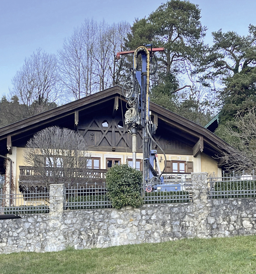 Die Frage, ob sich eine Sondenbohrung auch wirtschaftlich lohnt, soll mithilfe bundesweit einheitlicher Karten zur oberflächennahen Geothermie vereinfacht werden. In Zusammenarbeit mit der Hochschule Biberach werden auch die Oberflächendaten zum Wärmebedarf in den virtuellen Geothermie-Atlas implementiert. Ziel ist ein quasi barriere­freier Zugang zu allen relevanten Daten inklusive Berechnungs­funktion und geothermischer Bewertung des Standorts.