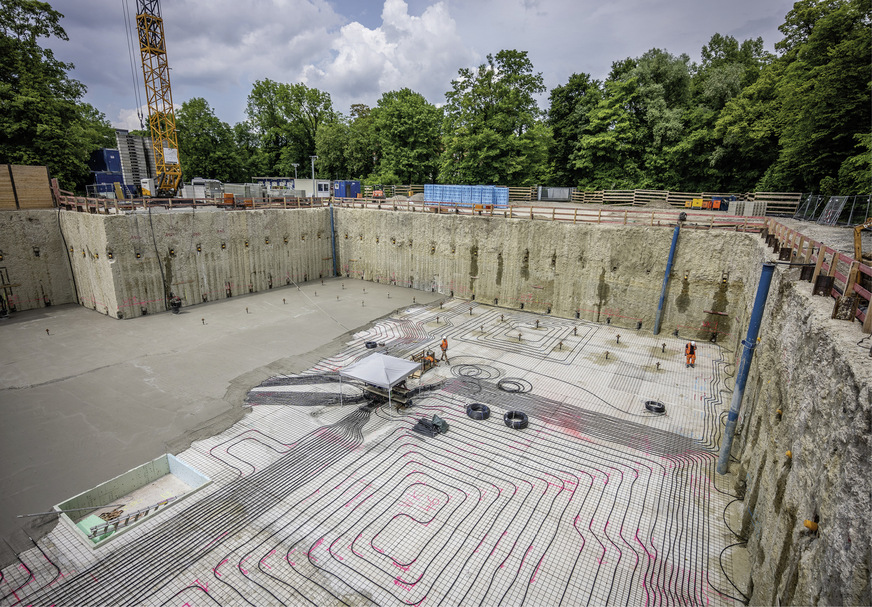 Geothermie einmal anders: 3000 m2 Mixed-in-Place-Wände (MIP) mit 84 thermisch aktivierten MIP-Trägern und eine 2500 m2 große thermisch aktivierte Bodenplatte bilden die Wärmequelle für die Wärme- und Kälteversorgung (100 kW) eines neuen Bürogebäudes im Lodenfrey-Park in München-Schwabing.