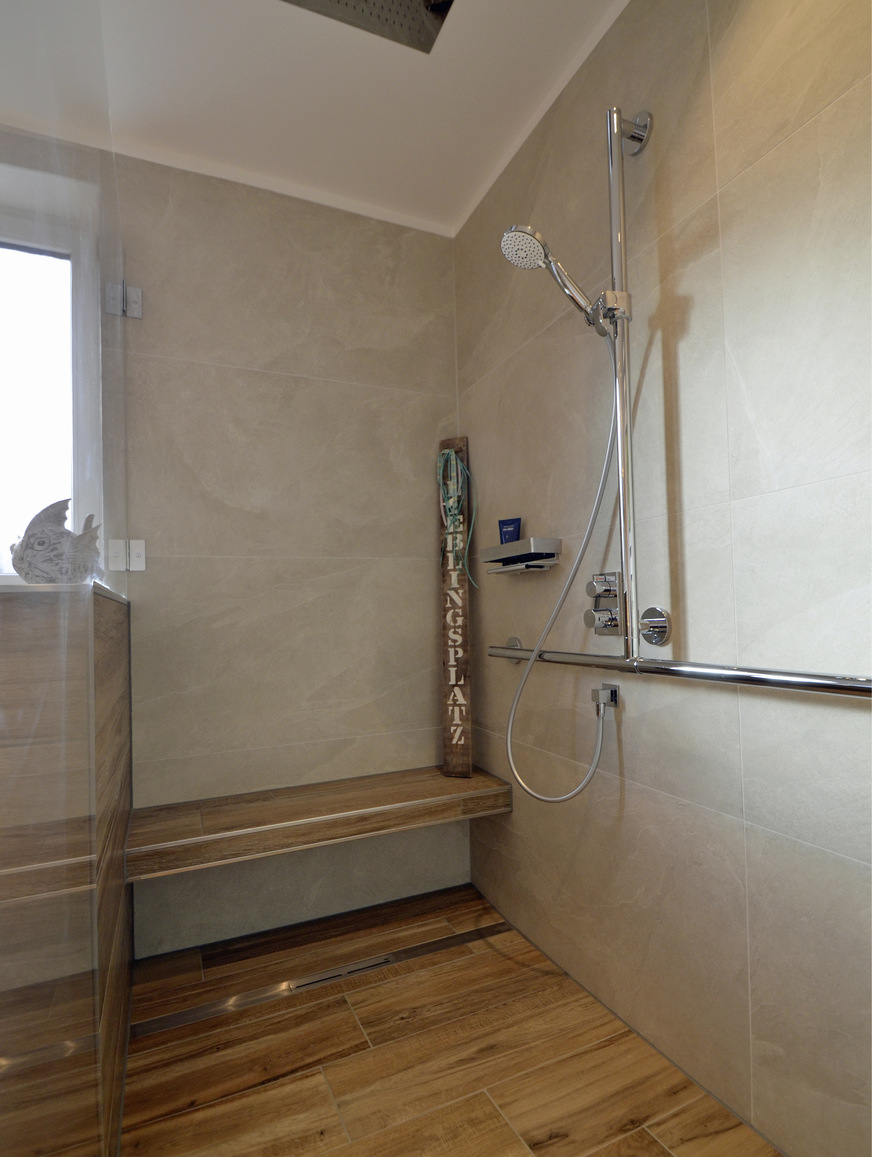 Der Duschbereich erhält eine Sitzbank.