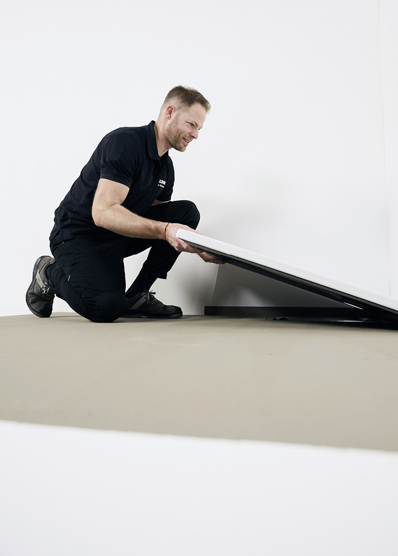 2 Stabilisatoren sind werkseitig vormontiert, die Duschwanne wird einfach aufgelegt.