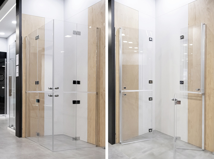 Platzsparend und variabel: Insbesondere für ein Minibad stellen die teilbaren Drehfalt­türen aus verschieden dickem Sicherheitsglas ein durchdachtes Konzept unter Beweis.