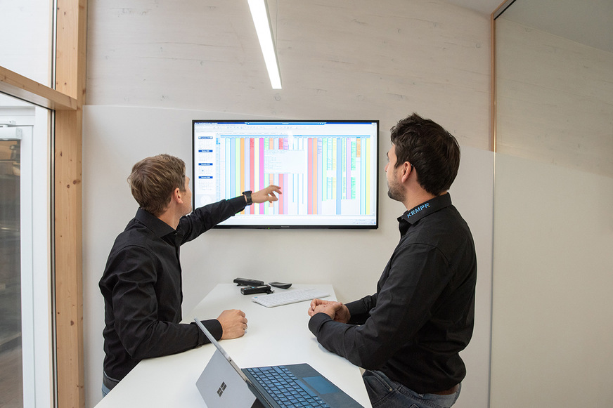 Ein großer Bildschirm, der den Streit V.1 Kalender zeigt, und eine Besprechungs-Theke dienen der täglichen Mitarbeiterbesprechung. → siehe Beitrag SHK-Betrieb digitalisiert mit Streit Software