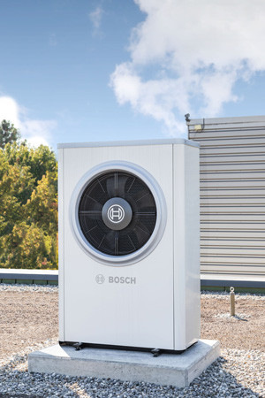 Auf dem Dach arbeitet die Außeneinheit der Bosch Compress 7000i AW mit besonders leisen 57 dBA.