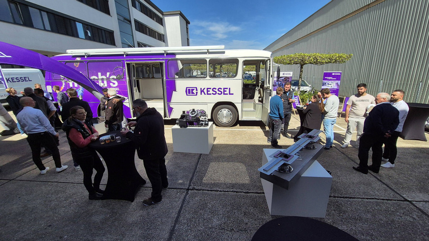 Wie hier in Stuttgart machte der Oldtimer-Tourbus Baujahr 1970 auch Halt an den Kundenforen in Lenting, Mainz, Hamburg und Dortmund sowie an weiteren Standorten in Jena, Berlin und Hannover.